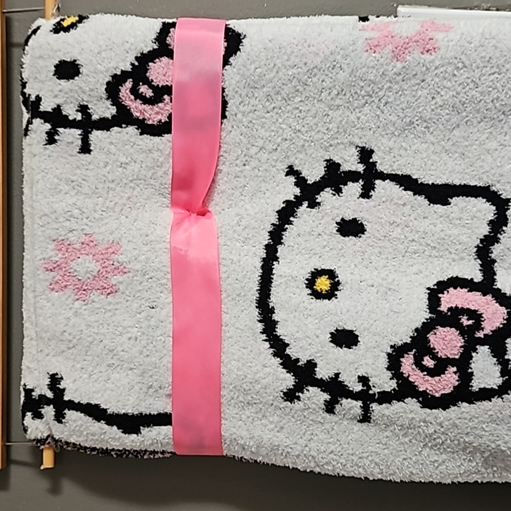 Hello kitty soft throw blanket 50in x 70in